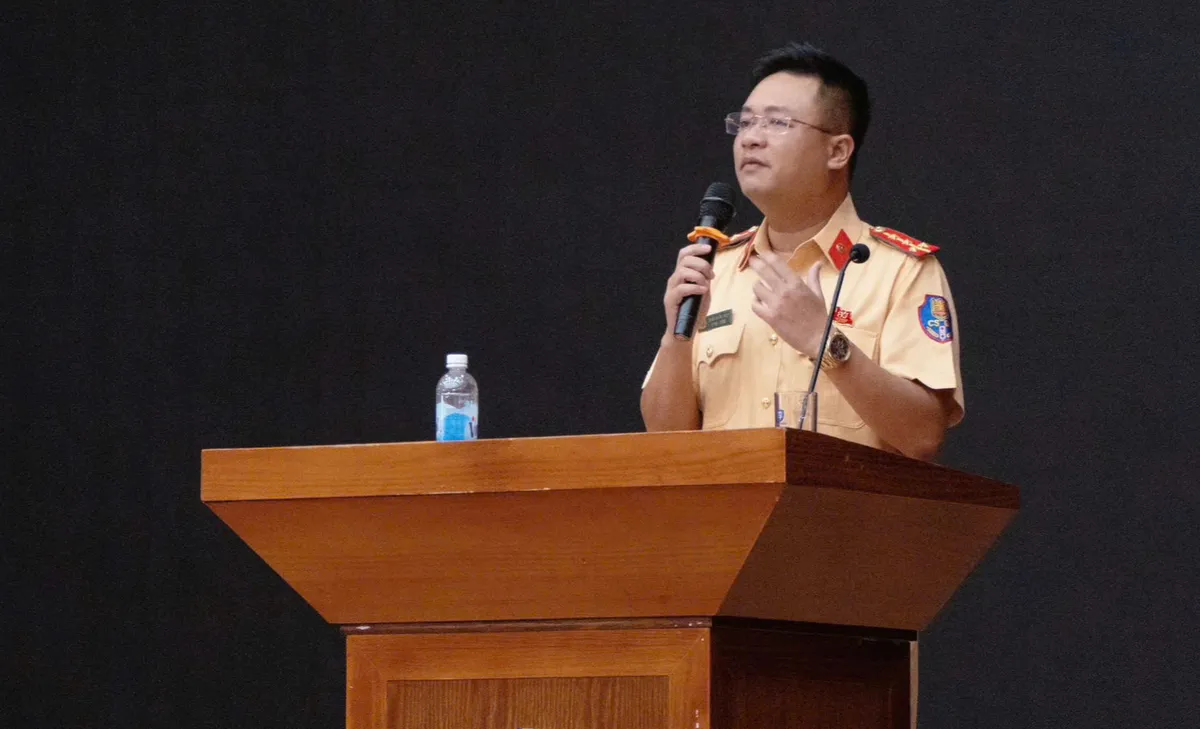 Hà Nội: Hơn 1.300 cán bộ, giảng viên và sinh viên được tuyên truyền Luật TTATGT- Ảnh 1. Hà Nội: Hơn 1.300 cán bộ, giảng viên và sinh viên được tuyên truyền Luật TTATGT- Ảnh 1.