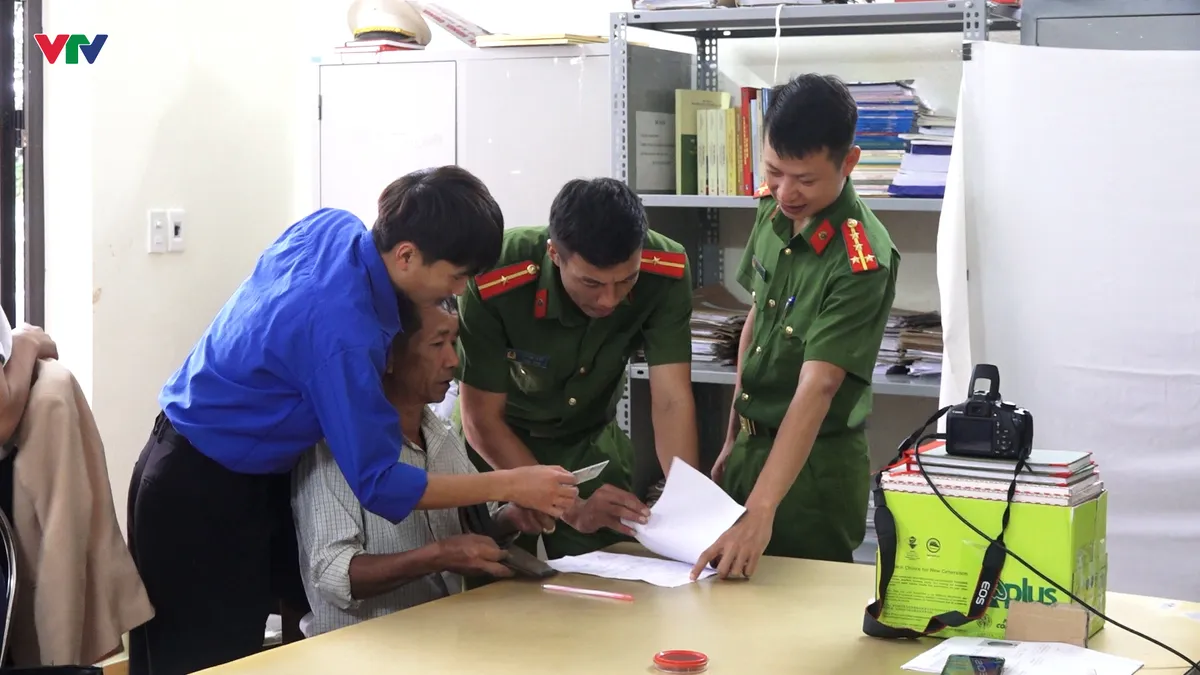 Trao thẻ Đảng nơi biên giới – Lá chắn từ lòng dân - Ảnh 4.