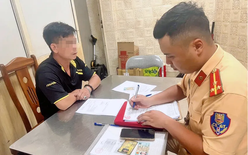 Người điều khiển xe tải làm việc tại cơ quan Công an. Người điều khiển xe tải làm việc tại cơ quan Công an.