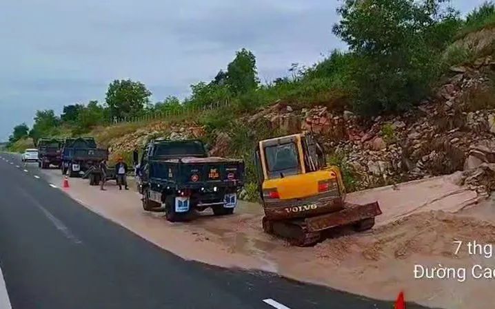 Hiện trường vụ sạt lở trên cao tốc Vĩnh Hảo - Phan Thiết sáng 7/9. Ảnh: CTV.
 Hiện trường vụ sạt lở trên cao tốc Vĩnh Hảo - Phan Thiết sáng 7/9. Ảnh: CTV.