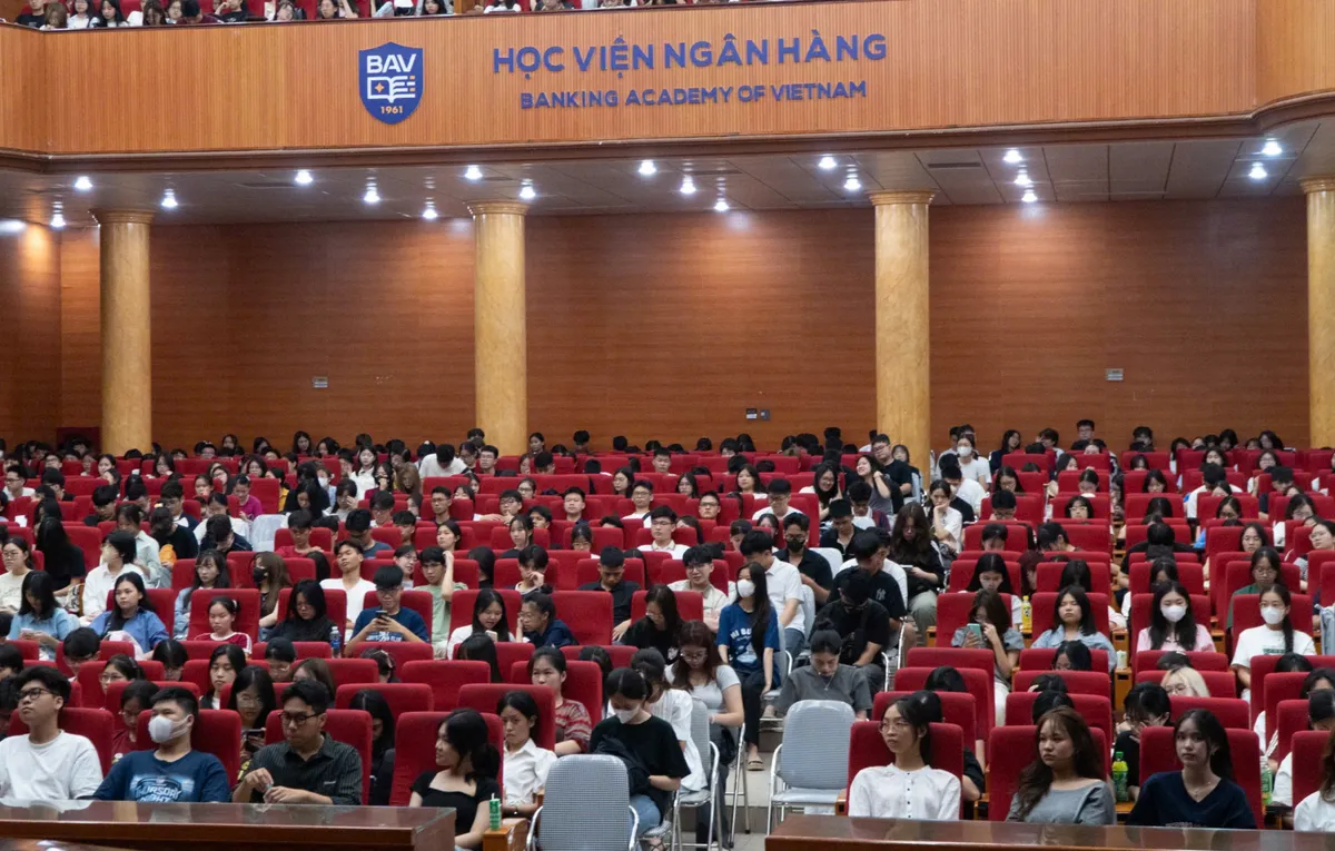 Hà Nội: Hơn 1.300 cán bộ, giảng viên và sinh viên được tuyên truyền Luật TTATGT- Ảnh 2. Hà Nội: Hơn 1.300 cán bộ, giảng viên và sinh viên được tuyên truyền Luật TTATGT- Ảnh 2.