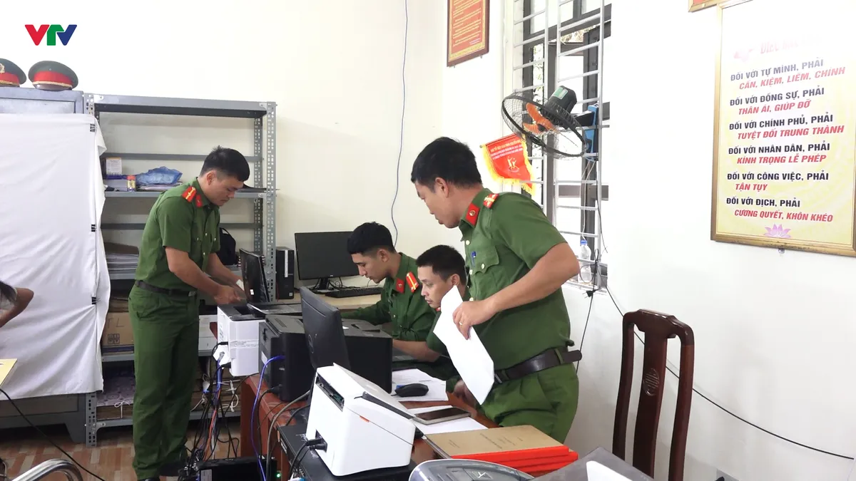 Trao thẻ Đảng nơi biên giới – Lá chắn từ lòng dân - Ảnh 2.