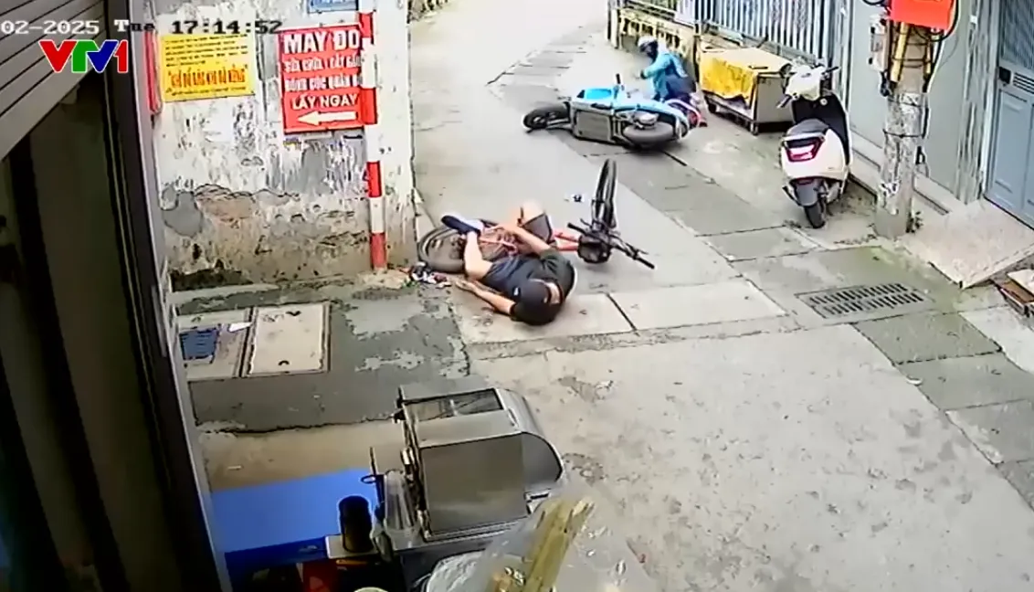 Mải xem điện thoại, tài xế xe máy điện đâm hất văng người đi xe đạp - Ảnh 1.