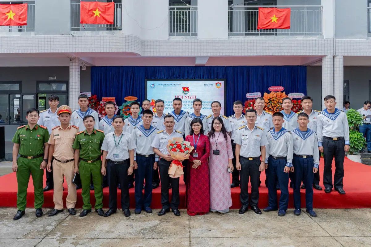 Vùng 3 Hải quân tổ chức triển lãm tư liệu, hình ảnh, tuyên truyền biển, đảo năm 2025  - Ảnh 8.