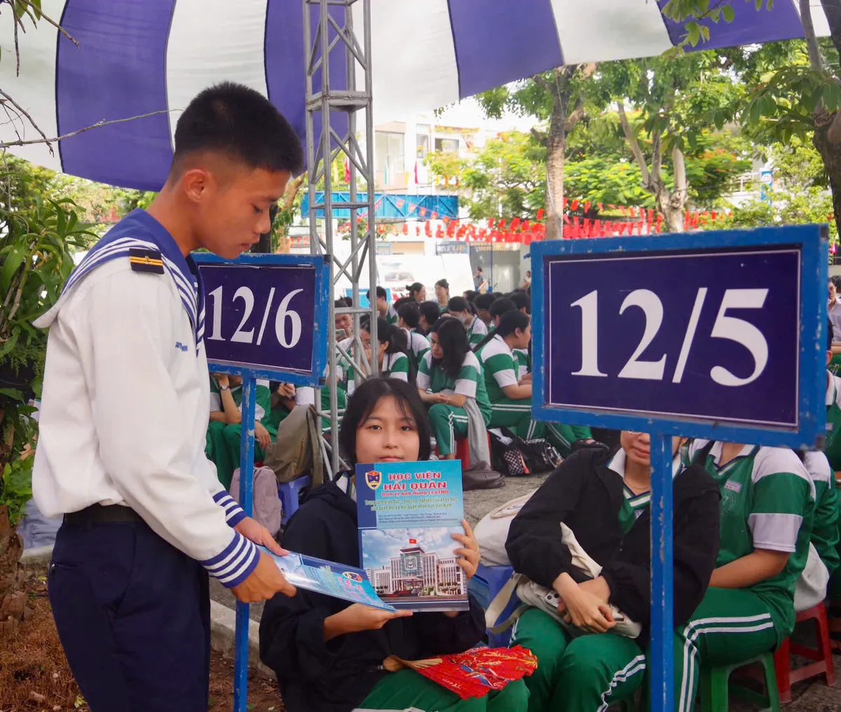 Vùng 3 Hải quân tổ chức triển lãm tư liệu, hình ảnh, tuyên truyền biển, đảo năm 2025  - Ảnh 3.