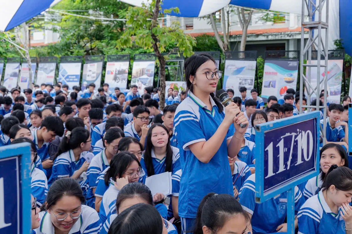 Vùng 3 Hải quân tổ chức triển lãm tư liệu, hình ảnh, tuyên truyền biển, đảo năm 2025  - Ảnh 6.