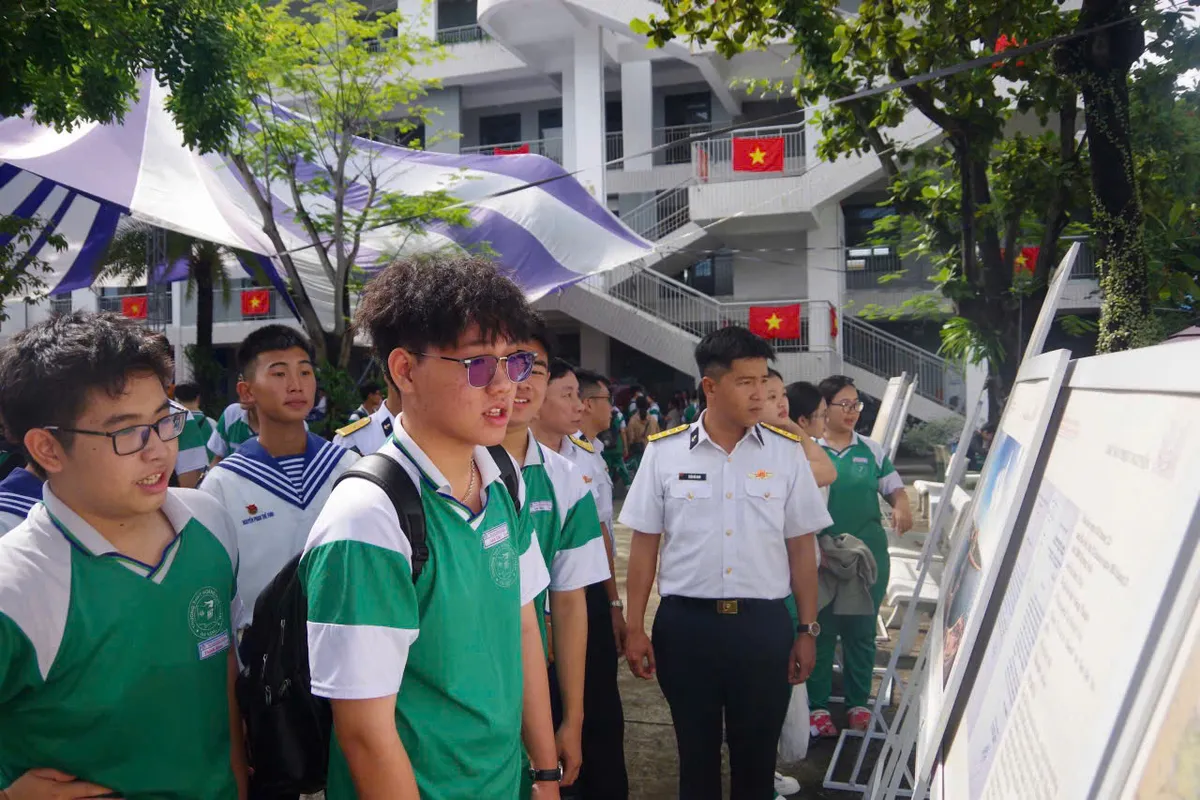 Vùng 3 Hải quân tổ chức triển lãm tư liệu, hình ảnh, tuyên truyền biển, đảo năm 2025  - Ảnh 4.