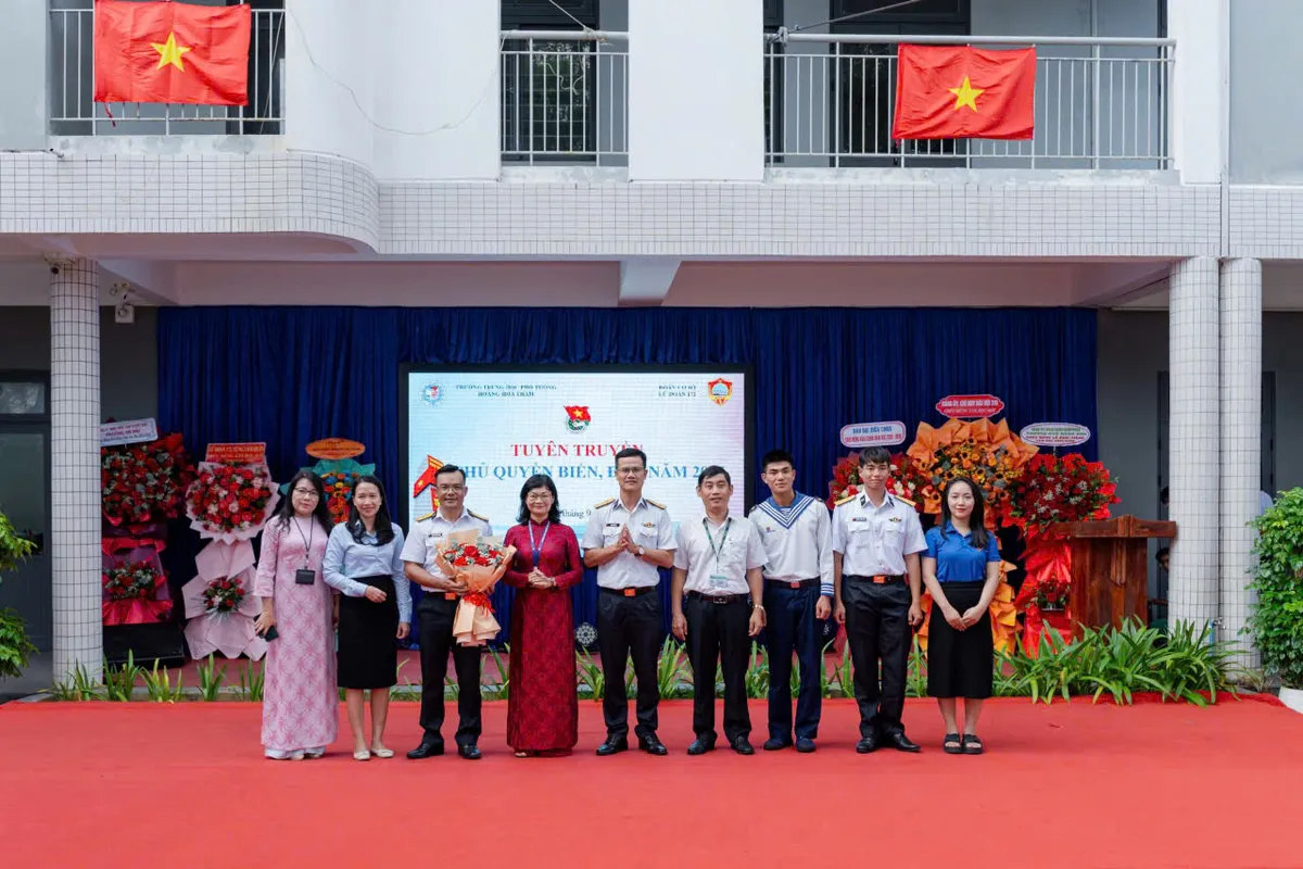 Vùng 3 Hải quân tổ chức triển lãm tư liệu, hình ảnh, tuyên truyền biển, đảo năm 2025  - Ảnh 7.