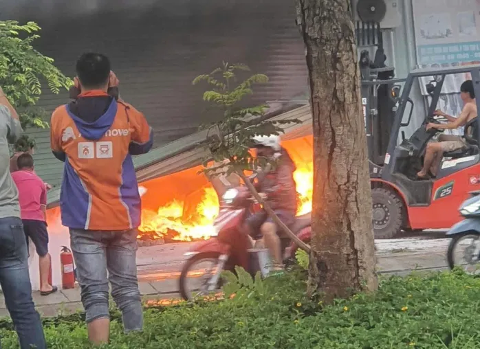 Cháy kho hàng ở TP Hồ Chí Minh, nhiều tài sản bị thiêu rụi - Ảnh 1.