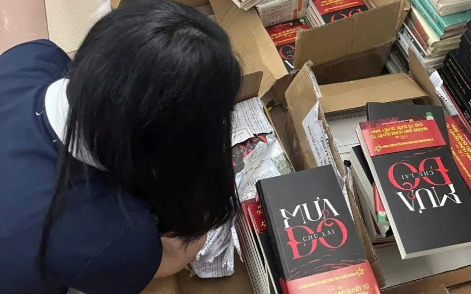 Tiểu thuyết "Mưa đỏ" liên tục được đóng gói gửi tới độc giả (Ảnh: Bình Book) Tiểu thuyết "Mưa đỏ" liên tục được đóng gói gửi tới độc giả (Ảnh: Bình Book)