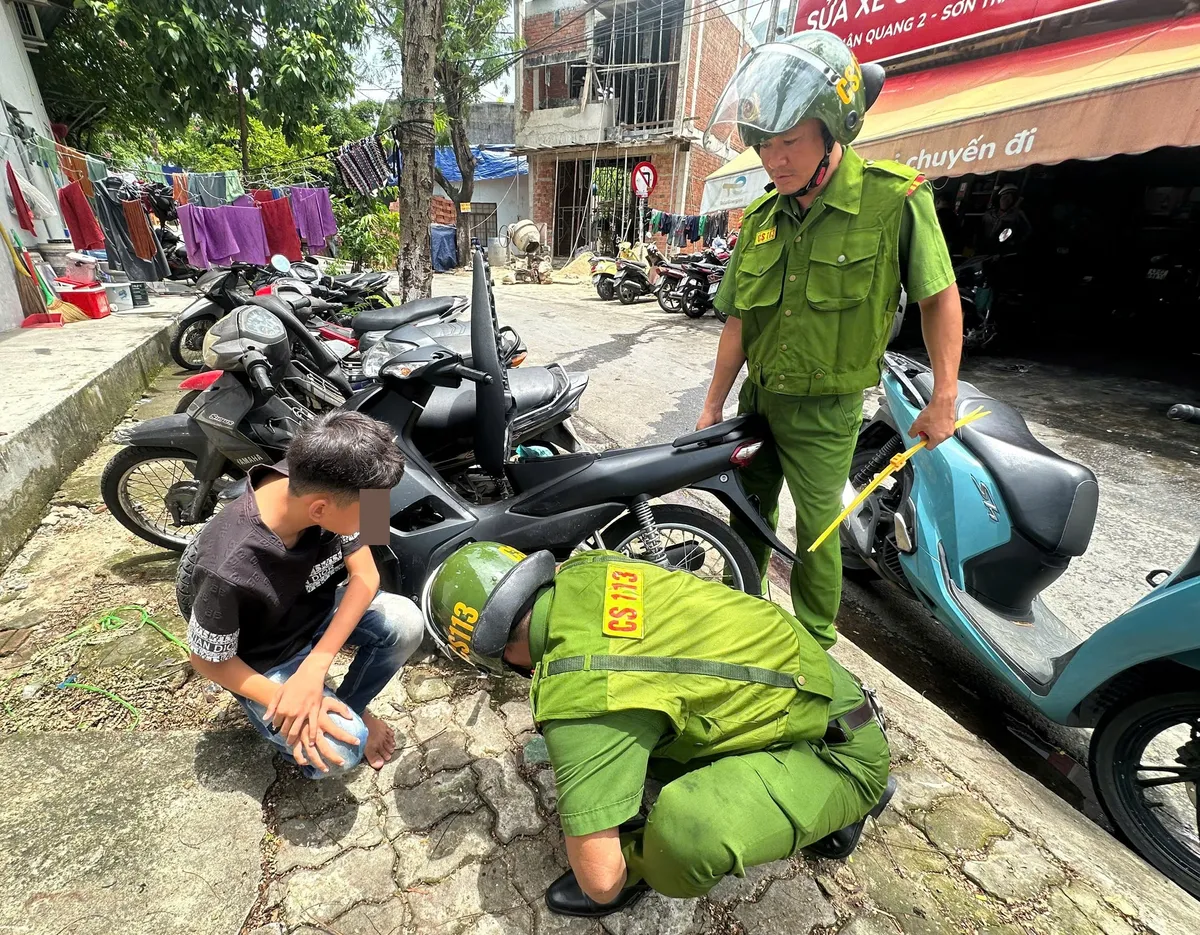 Bắt giữ thiếu niên chuyên trộm cắp xe máy ở Đà Nẵng   - Ảnh 2.