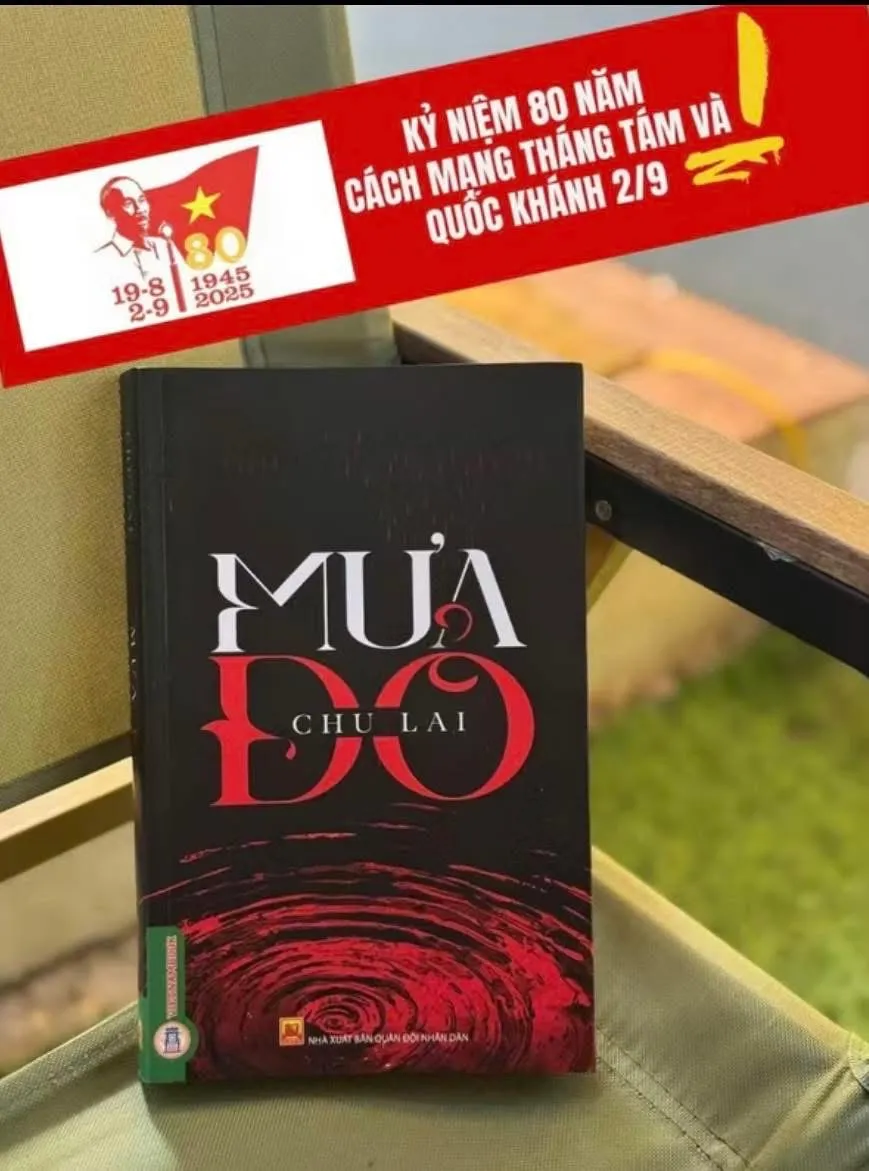 Tiểu thuyết “Mưa đỏ” đắt hàng theo cơn sốt của phim - Ảnh 2.