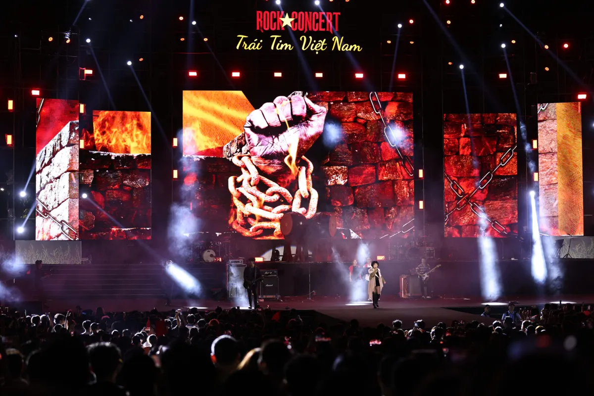 Khán giả “cháy” cùng “Rock Concert - Trái tim Việt Nam” - Ảnh 1.