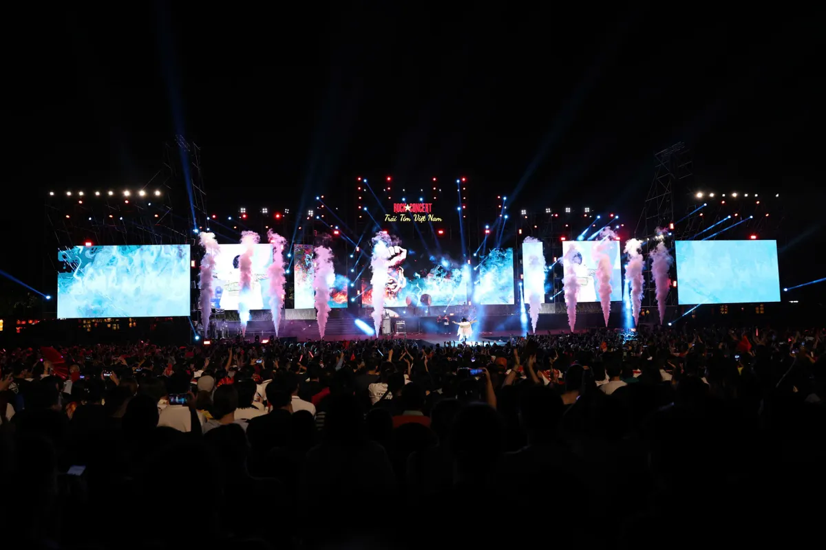 Khán giả “cháy” cùng “Rock Concert - Trái tim Việt Nam” - Ảnh 2.