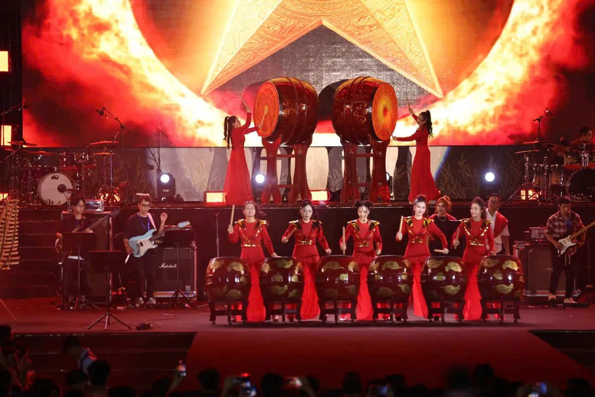 Khán giả “cháy” cùng “Rock Concert - Trái tim Việt Nam” - Ảnh 3.