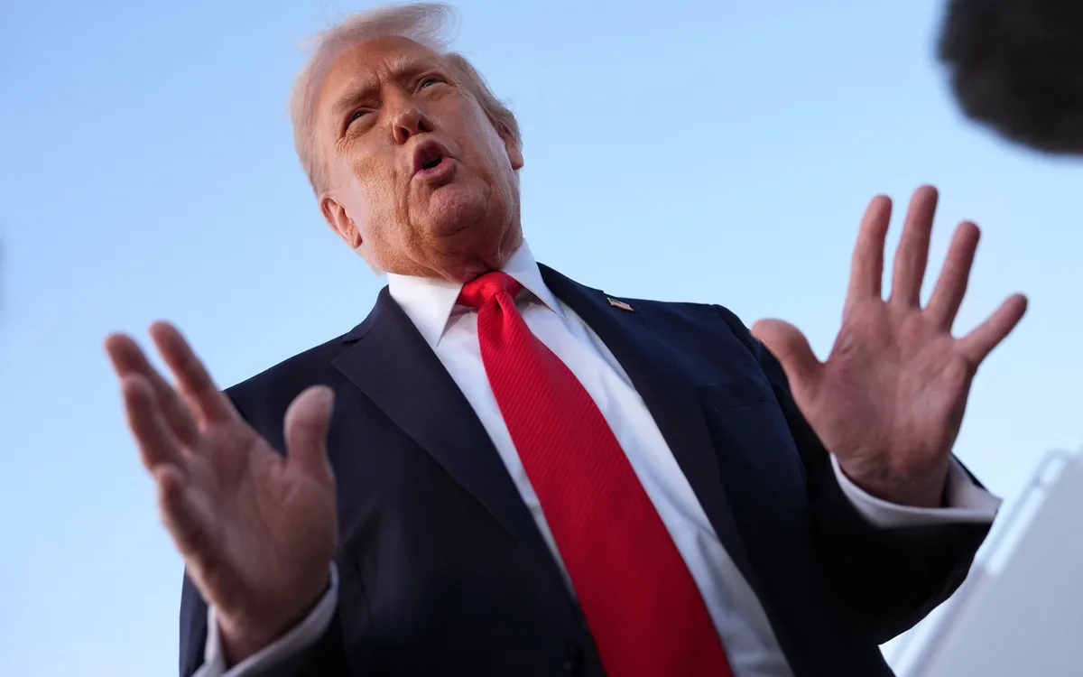 Tổng thống Mỹ Donald Trump phát biểu với các phóng viên sau khi bước xuống chuyên cơ Không lực Một vào ngày 7/9/2025 tại căn cứ chung Andrews, Maryland (Ảnh: AFP)