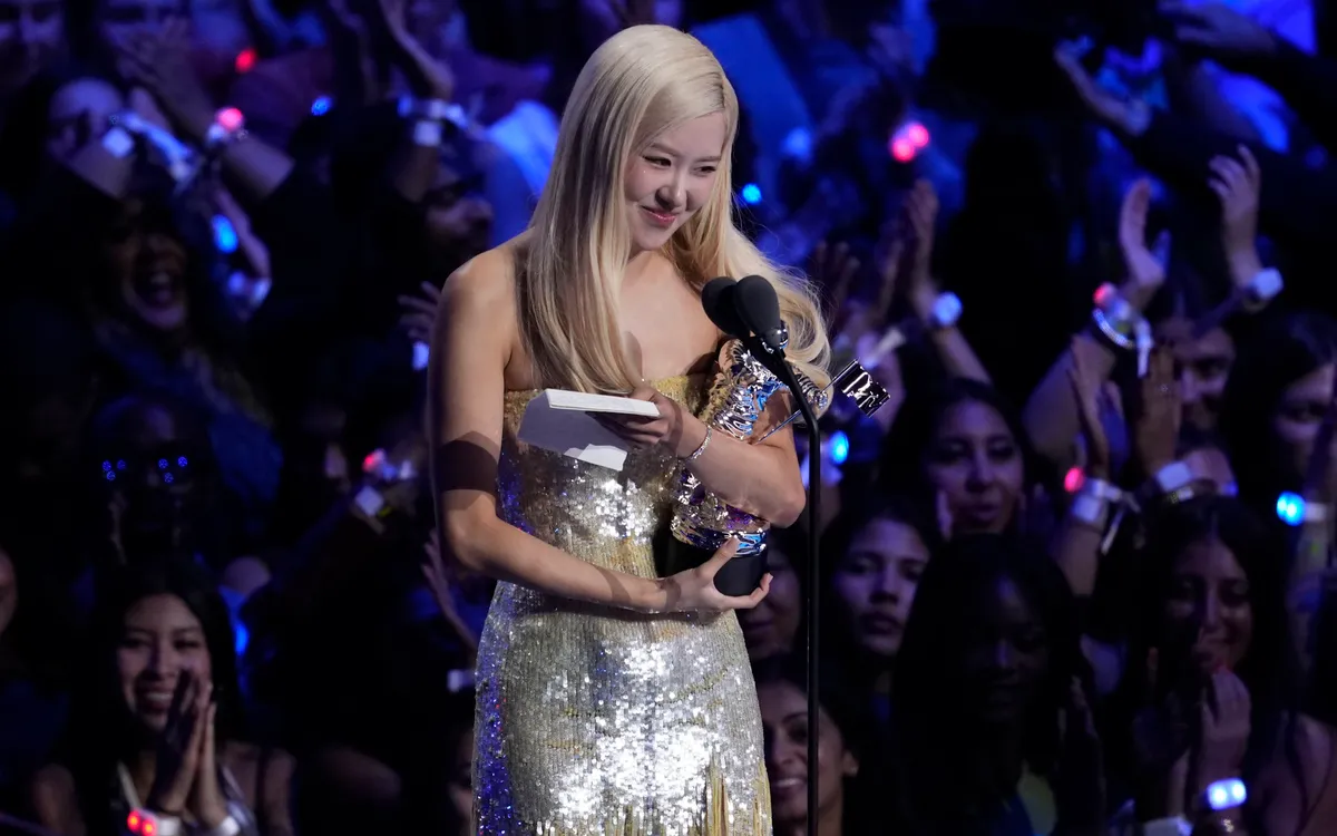 Khoảnh khắc hạnh phúc của Rosé tại lễ trao giải MTV VMAs 2025. (Ảnh: AP). Khoảnh khắc hạnh phúc của Rosé tại lễ trao giải MTV VMAs 2025. (Ảnh: AP).