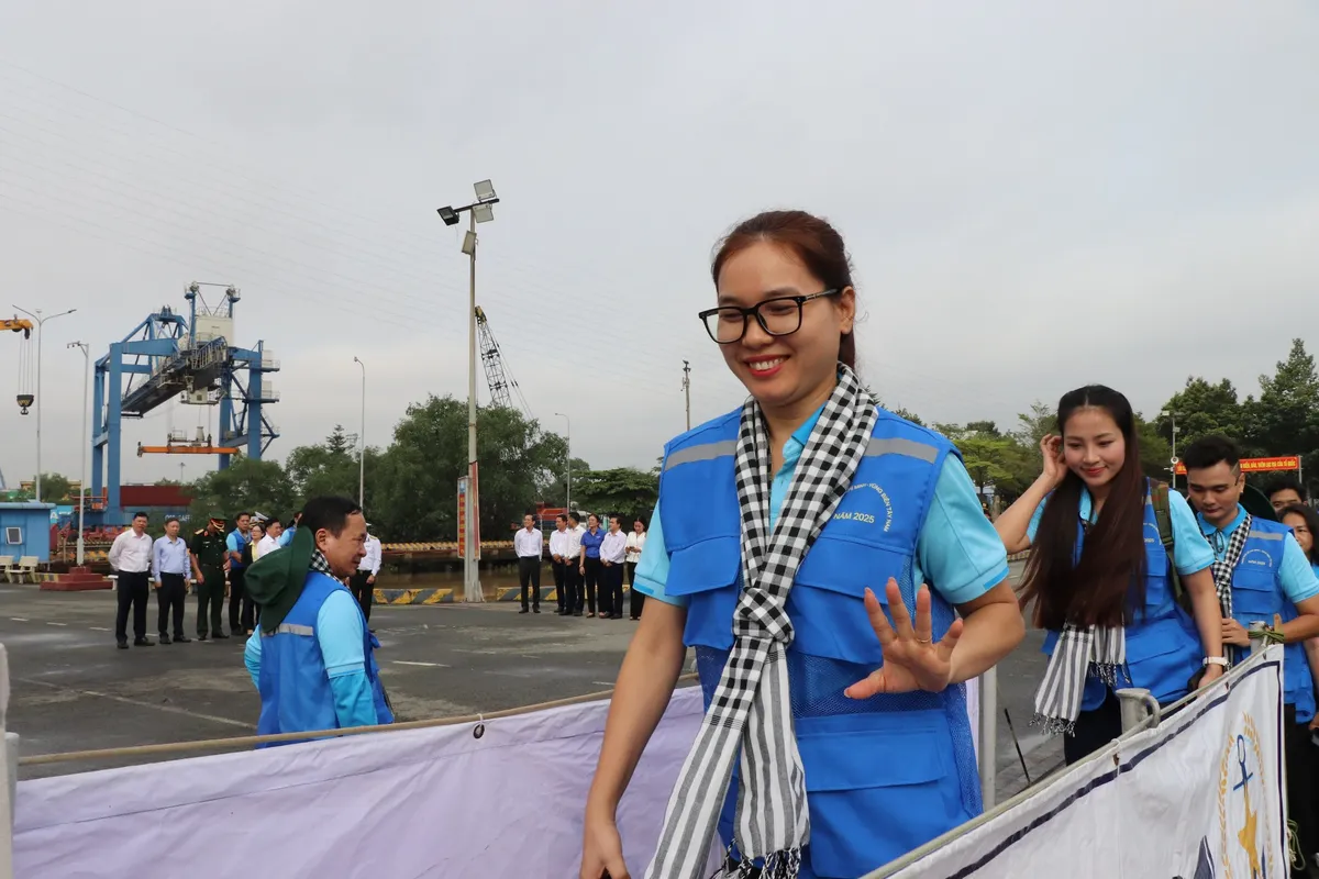 Đoàn đại biểu TP Hồ Chí Minh thăm và động viên quân dân vùng đảo Tây Nam- Ảnh 2. Đoàn đại biểu TP Hồ Chí Minh thăm và động viên quân dân vùng đảo Tây Nam- Ảnh 2.