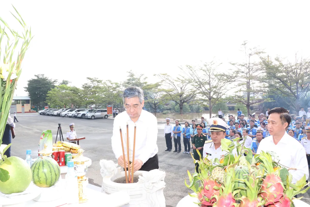 Đoàn đại biểu TP Hồ Chí Minh thăm và động viên quân dân vùng đảo Tây Nam- Ảnh 1. Đoàn đại biểu TP Hồ Chí Minh thăm và động viên quân dân vùng đảo Tây Nam- Ảnh 1.