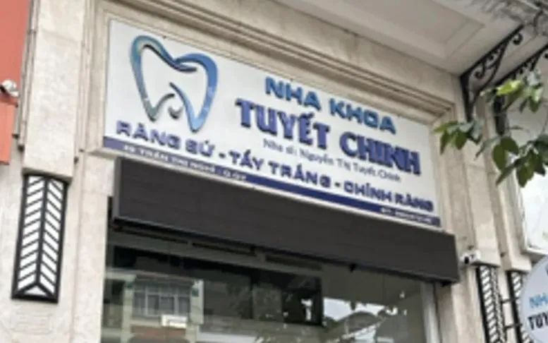 Sở Y tế TP Hồ Chí Minh quyết định tạm đình chỉ hoạt động của phòng khám nha khoa Tuyết Chinh. (Ảnh: VGP) Sở Y tế TP Hồ Chí Minh quyết định tạm đình chỉ hoạt động của phòng khám nha khoa Tuyết Chinh. (Ảnh: VGP)