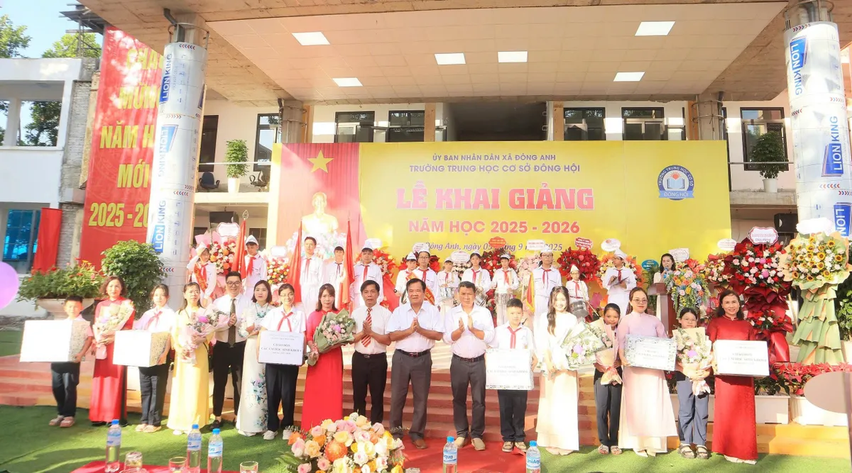 Hơn 1.000 học sinh trường THCS Đ&ocirc;ng Hội tham dự lễ khai giảng đặc biệt năm 2025 - 2026- Ảnh 4.