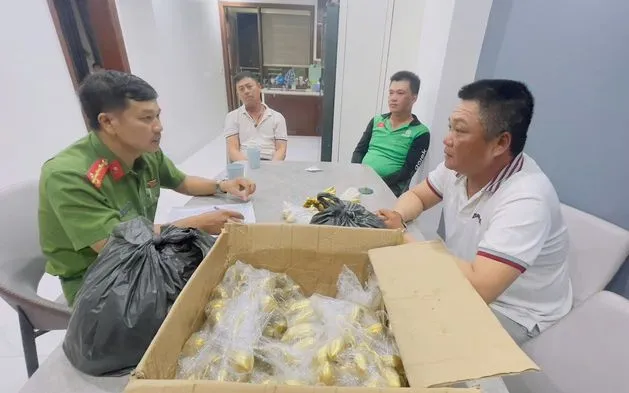 Các đối tượng dùng "cổ vật" rởm để lừa đảo chiếm đoạt tài sản của nhiều người.  Các đối tượng dùng "cổ vật" rởm để lừa đảo chiếm đoạt tài sản của nhiều người.