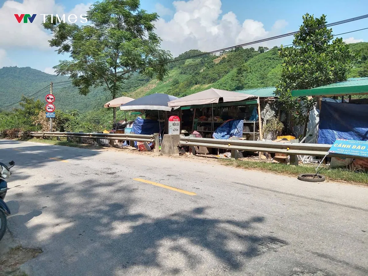 Nghệ An: Khẩn cấp sơ tán người dân sau khi xuất hiện vết nứt lớn khu vực đồi - Ảnh 2.