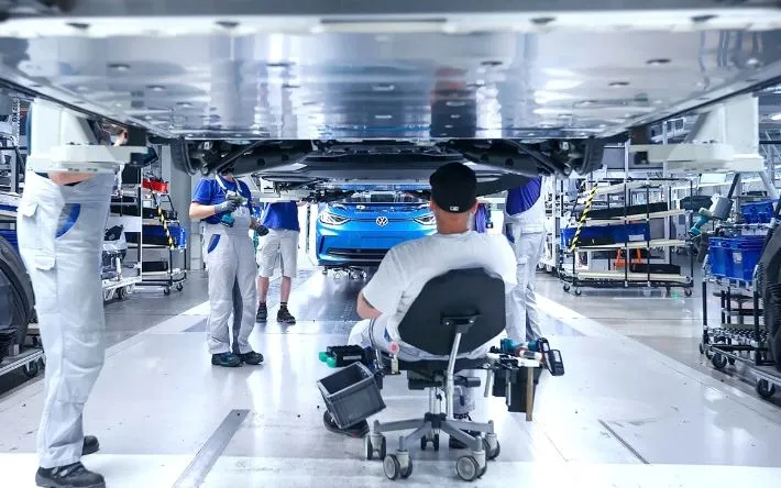 Dây chuyền lắp ráp xe điện tại nhà máy của Volkswagen ở thành phố Zwickau, Đức - Ảnh: Bloomberg Dây chuyền lắp ráp xe điện tại nhà máy của Volkswagen ở thành phố Zwickau, Đức - Ảnh: Bloomberg