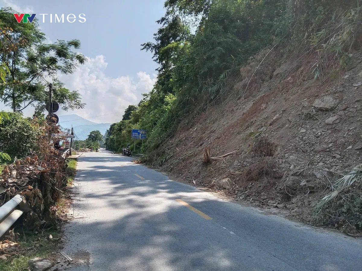 Nghệ An: Khẩn cấp sơ tán người dân sau khi xuất hiện vết nứt lớn khu vực đồi - Ảnh 3.