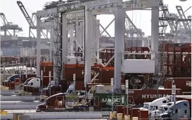 Cảng hàng hóa ở Los Angeles, California, Mỹ. Ảnh: THX/TTXVN

