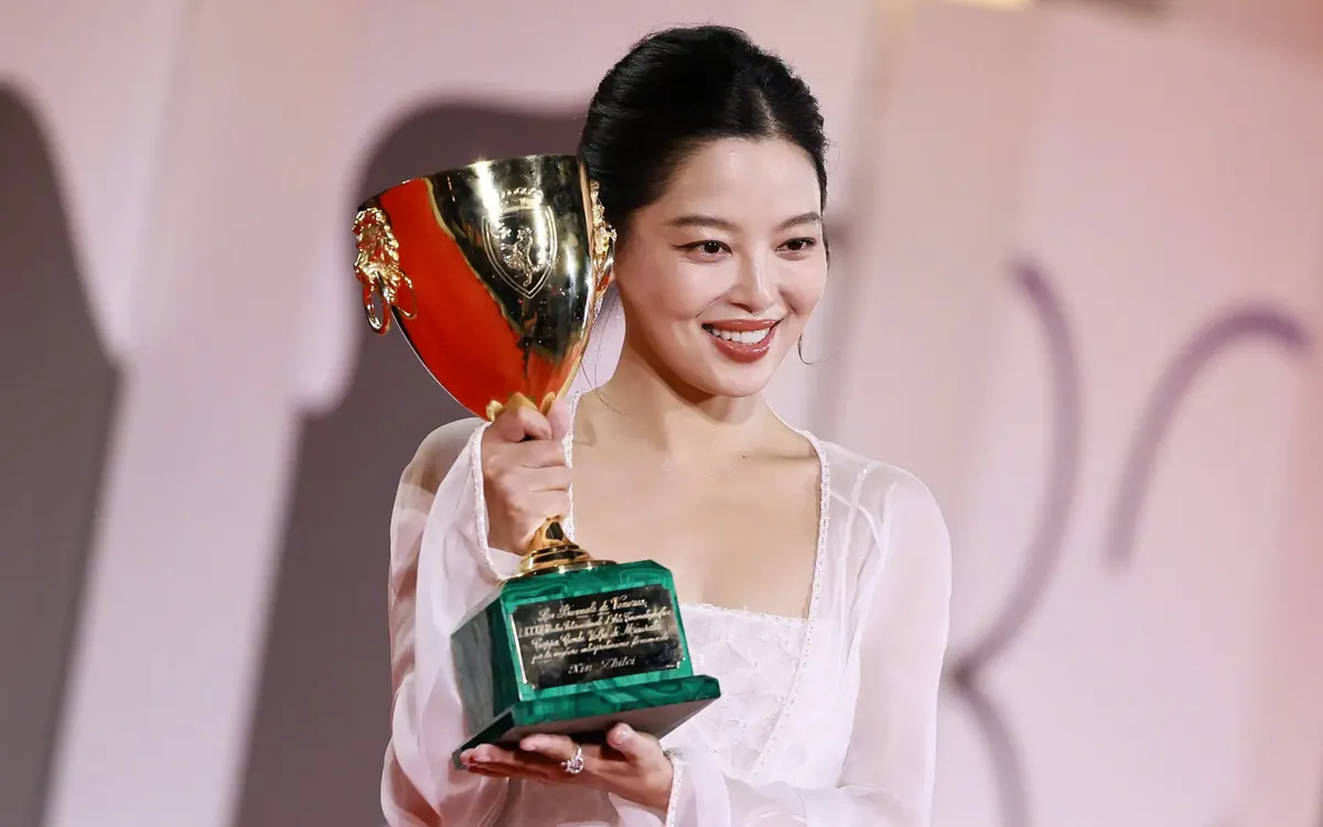 Tân Chỉ Lôi hạnh phúc với chiếc cúp danh giá. (Ảnh: Sohu) Tân Chỉ Lôi hạnh phúc với chiếc cúp danh giá. (Ảnh: Sohu)