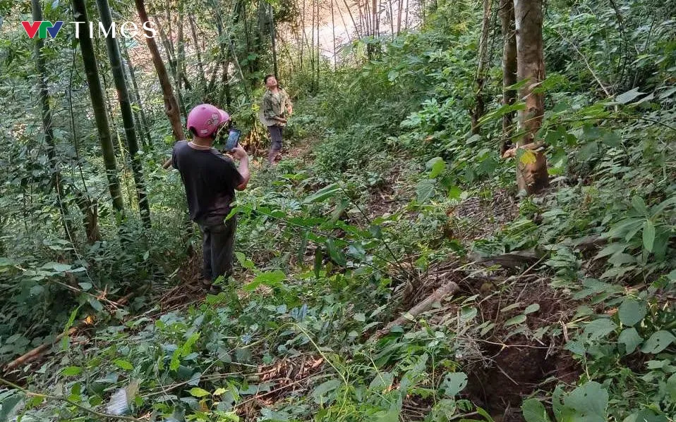 Người dân phát hiện vết nứt lớn ở sát chân đồi. 