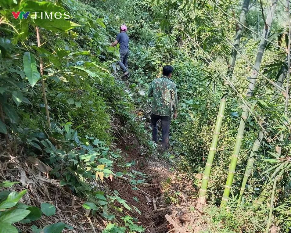 Nghệ An: Khẩn cấp sơ tán người dân sau khi xuất hiện vết nứt lớn khu vực đồi - Ảnh 1.