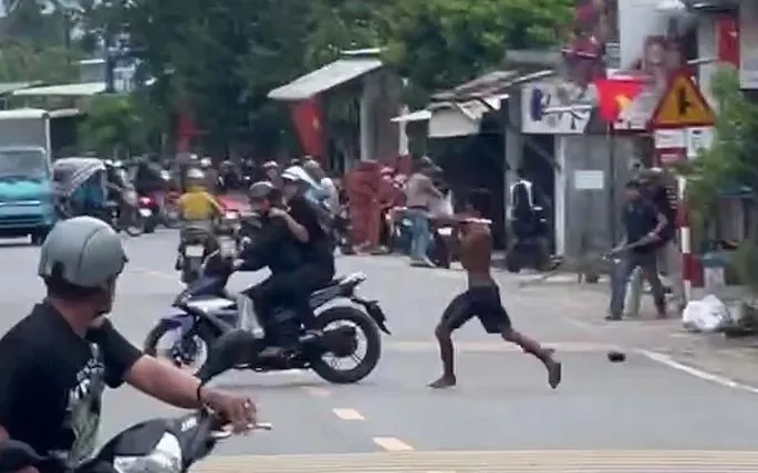 Đối tượng Phạm Tuấn cầm dao đuổi chém người đi đường. Ảnh: NLĐ Đối tượng Phạm Tuấn cầm dao đuổi chém người đi đường. Ảnh: NLĐ