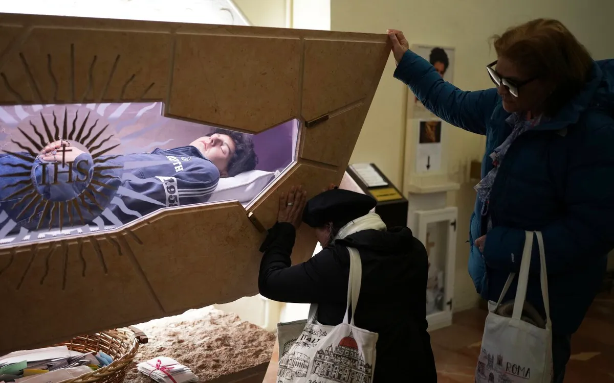 Thi hài Carlo Acutis được đặt trong hòm kính tại Assisi (Italy) (Ảnh: AP)