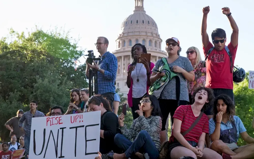 Những người biểu tình phản đối lệnh cấm các "thành phố trú ẩn" theo Dự luật Thượng viện số 4 (Ảnh: AP)