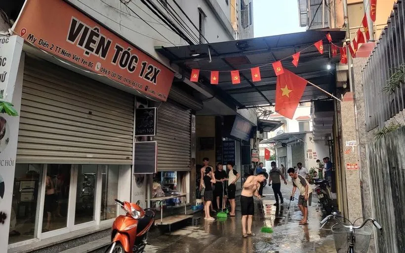 Người dân dọn dẹp hiện trường vụ nổ. (Ảnh: TTXVN) Người dân dọn dẹp hiện trường vụ nổ. (Ảnh: TTXVN)