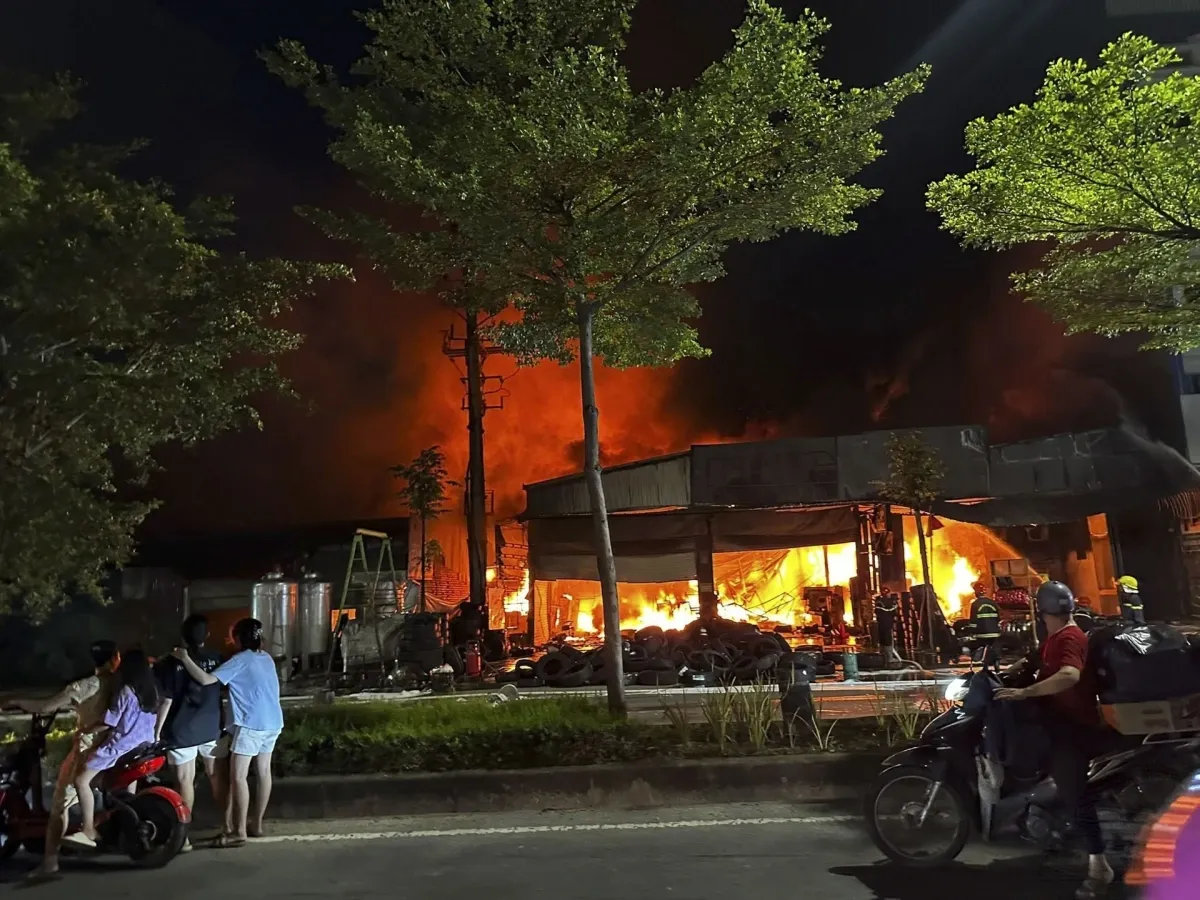Cháy lớn cửa hàng lốp ô tô ở Từ Sơn, Bắc Ninh - Ảnh 1.