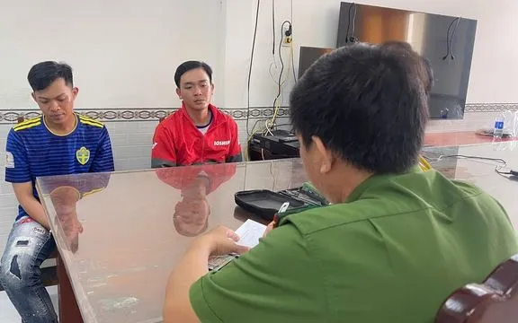 Công an lấy lời khai hai nghi phạm tàng trữ ma túy. (Ảnh: CA)