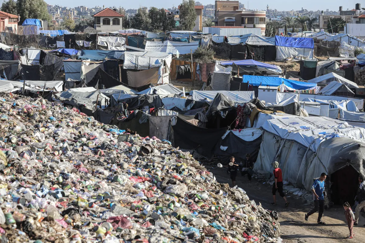 Núi rác tại thành phố Gaza gây nguy hiểm cho sức khỏe- Ảnh 1. Núi rác tại thành phố Gaza gây nguy hiểm cho sức khỏe- Ảnh 1.