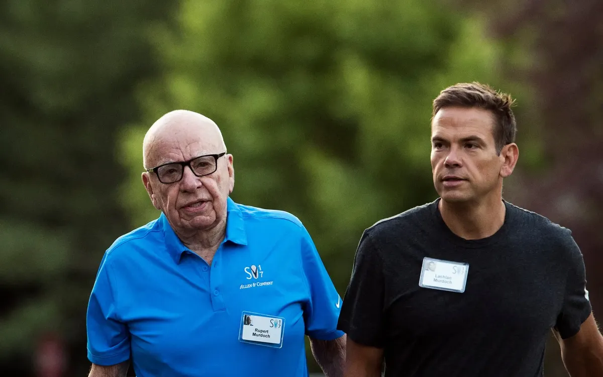 Tỷ phú Rupert Murdoch (bên trái) và con trai Lachlan Murdoch (Ảnh: NY Times/Getty Images)