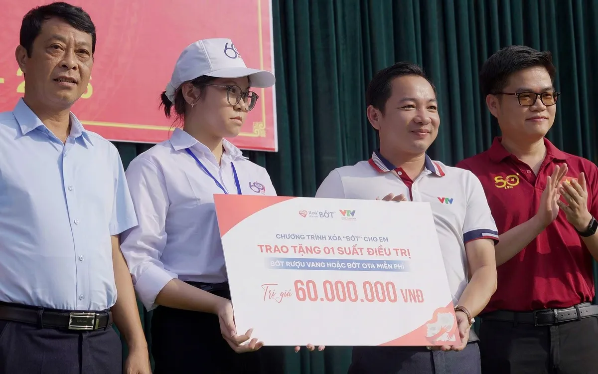 Chương trình “Xoá Bớt Cho Em”  trao tặng suất quà miễn phí trị giá 60 triệu đồng cho học sinh mắc chàm bớt có hoàn cảnh khó khăn Chương trình “Xoá Bớt Cho Em”  trao tặng suất quà miễn phí trị giá 60 triệu đồng cho học sinh mắc chàm bớt có hoàn cảnh khó khăn