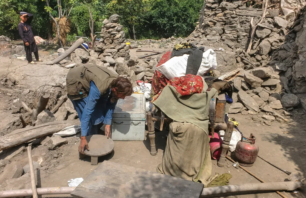 Hàng viện trợ đến với nạn nhân động đất Afghanistan- Ảnh 1. Hàng viện trợ đến với nạn nhân động đất Afghanistan- Ảnh 1.
