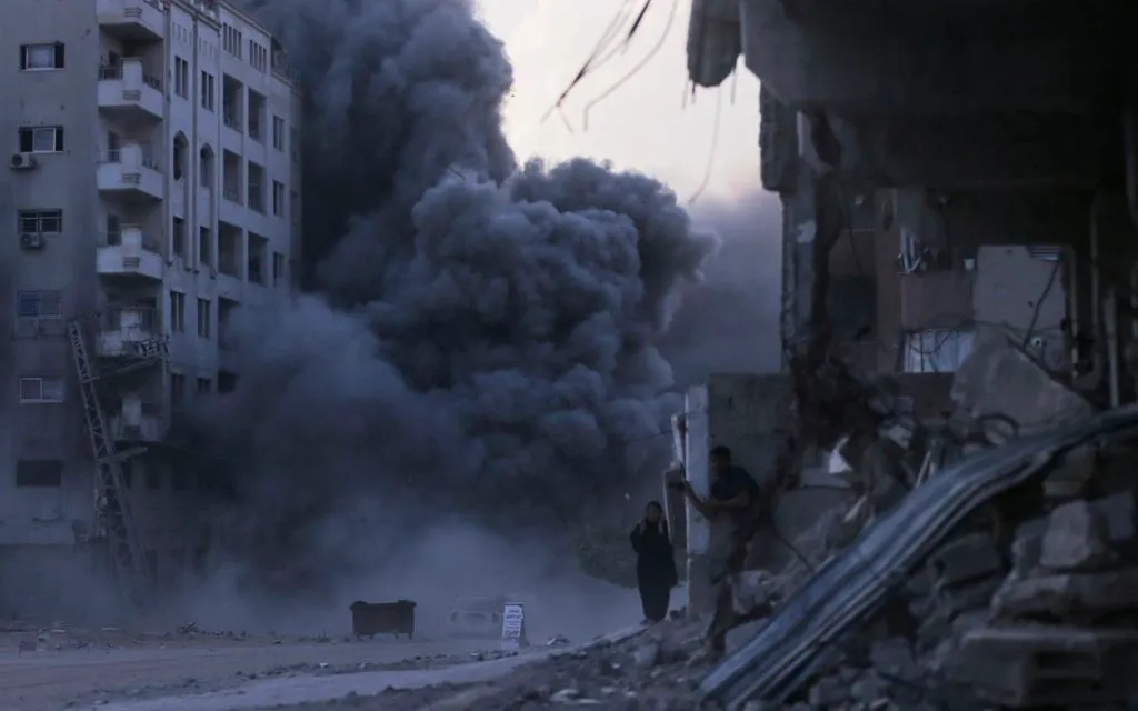 Người dân Palestine tìm nơi ẩn nấp trong cuộc tấn công của Israel vào một tòa nhà ở thành phố Gaza, ngày 7/9 (Ảnh: AP) Người dân Palestine tìm nơi ẩn nấp trong cuộc tấn công của Israel vào một tòa nhà ở thành phố Gaza, ngày 7/9 (Ảnh: AP)