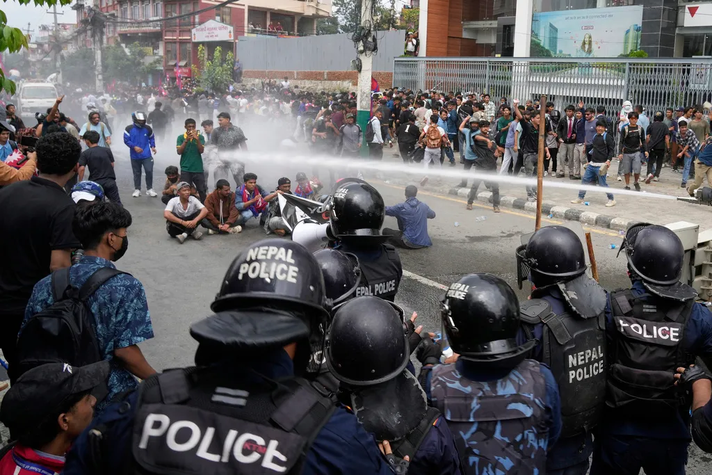 Nepal dỡ bỏ lệnh cấm mạng xã hội sau cuộc biểu tình khiến 19 người thiệt mạng  - Ảnh 2.