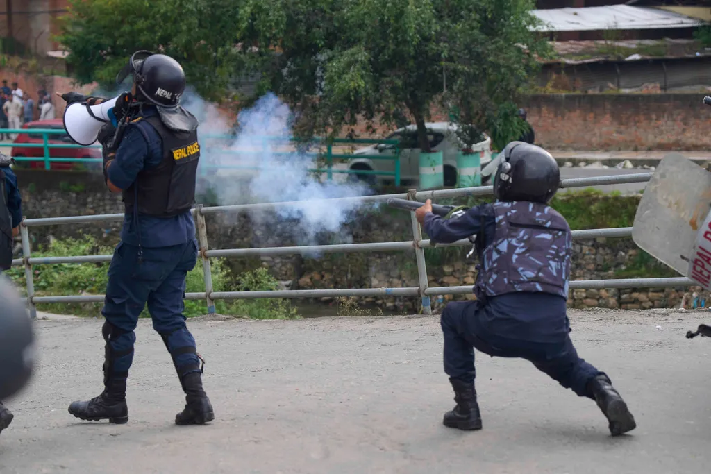 Nepal dỡ bỏ lệnh cấm mạng xã hội sau cuộc biểu tình khiến 19 người thiệt mạng  - Ảnh 3.