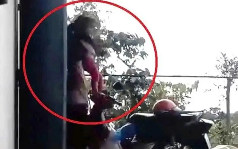 Cháu bé khoảng 4 tuổi bị người đàn ông bạo hành.  Cháu bé khoảng 4 tuổi bị người đàn ông bạo hành.