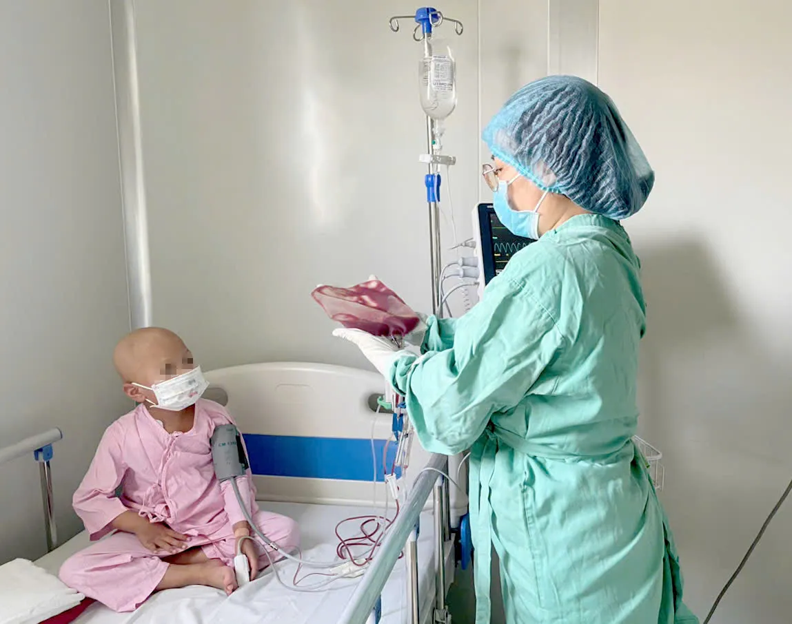 Lần đầu tiên tại Việt Nam thành công ghép tủy đồng loại Thalassemia từ mẹ cho con - Ảnh 1.