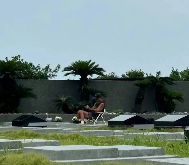 Bia mộ của Từ Hy Viên khắc hình xăm đôi của cô với chồng người Hàn Quốc - Ảnh 1.