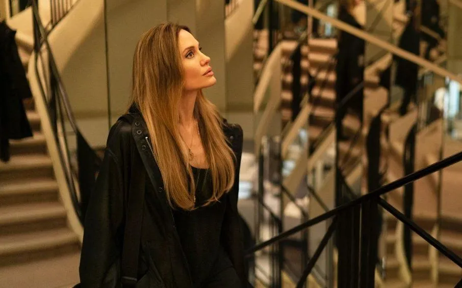 Angelina Jolie trong phim Couture (Ảnh: Pathé) Angelina Jolie trong phim Couture (Ảnh: Pathé)